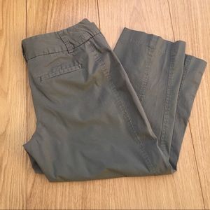 Daisy Fuentes Gray Chino Style Capri Pants